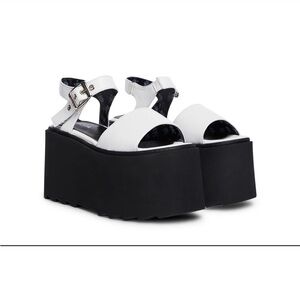 LAMODA YOUNG AND FREE PLATFORMS